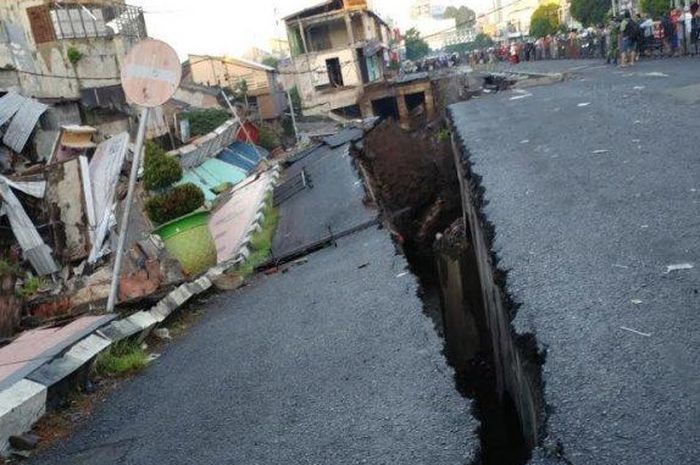 Jalan nasional di Jember, Jawa Timur terbelah hingga ambles