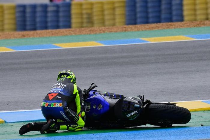 Pada balapan MotoGP Prancis 2020, Valentino Rossi terjatuh di tikungan ketiga lap pembuka