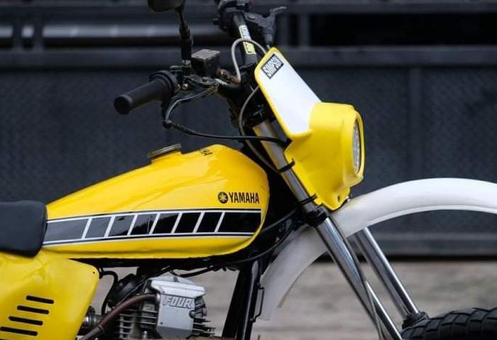 Sekujur bodi Yamaha Scorpio ala motor trail lawas dibalut cat Anniversary 60th Yamaha