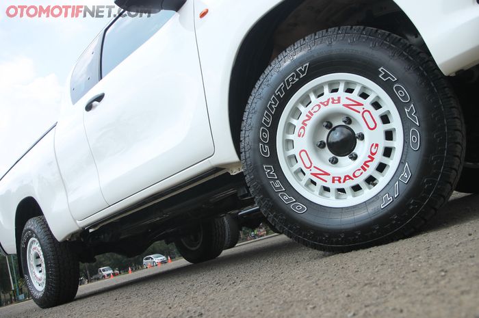 Toyota Hilux Extra Cab dijejalkan pelek OZ Racing, cocok untuk daily use 