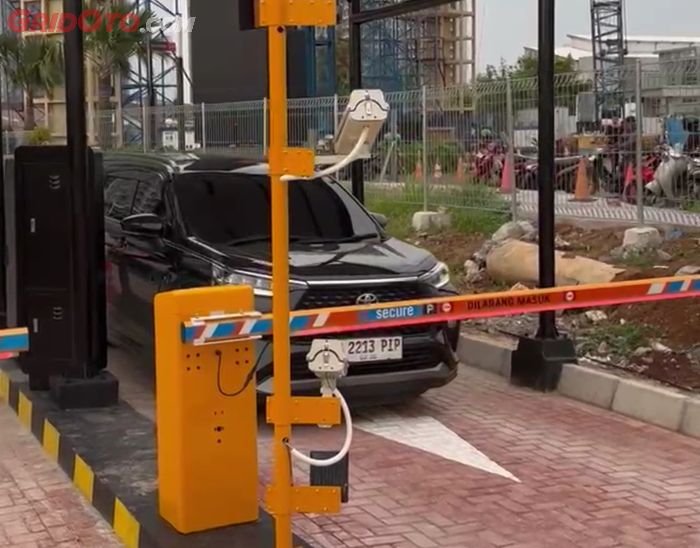 Dengan sistem eNOS, pengendara tidak perlu membuka kaca mobil atau mengambil karcis.