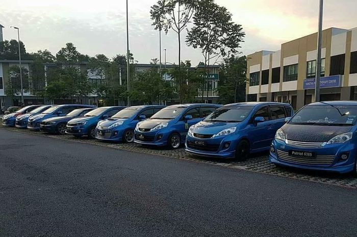 Ilustrasi deretan mobil member Blue Auto Community (BAC) saat touring ke Malaysia