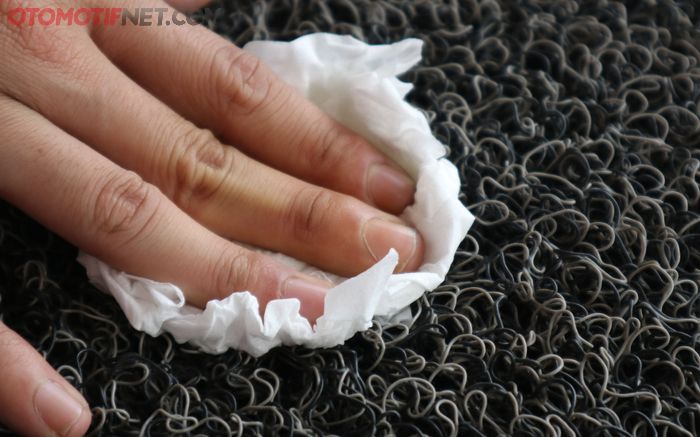Kalau ada tumpahan cairan, cukup tempelkan tissue pada karpet untuk mengeringkannya 