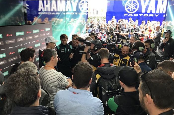 Fabio Quartararo tengah dikerubuti awak media pada hari pertama MotoGP Prancis di sirkuit Le Mans