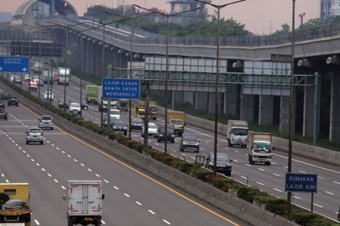 Sejumlah kendaraan melintas di Tol Jakarta-Cikampek, Bekasi, Jawa Barat, (31/3). 