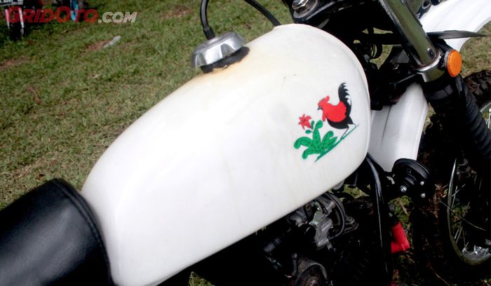 Bodi trail lawas custom berkelir putih aksen ayam jago mirip mangkok bakso