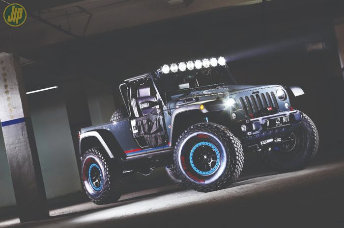 Modifikasi Jeep Wrangler JK Sport dengan konsep mobil balap prerunner