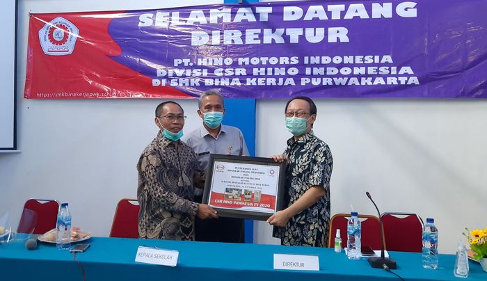 Hino donasikan alat praktik untuk SMK Bina Kerja, Purwakarta.