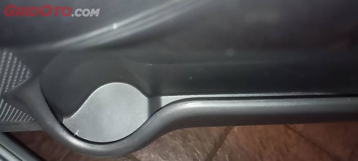 Ilustrasi cup holder dan saku pintu