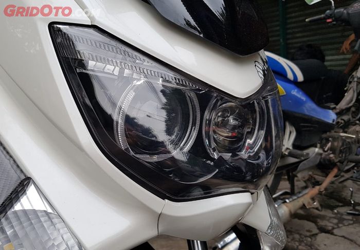 Yamaha NMAX dengan projector headlamp