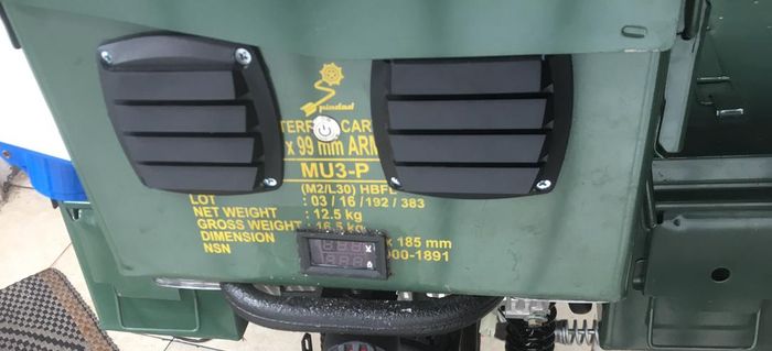 Baterai diletakan pada bekas box peluru