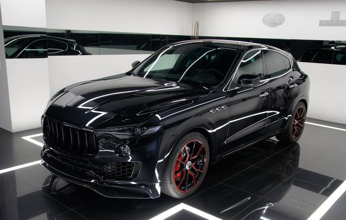 Maserati Levante pakai body kit ala Darth Vader