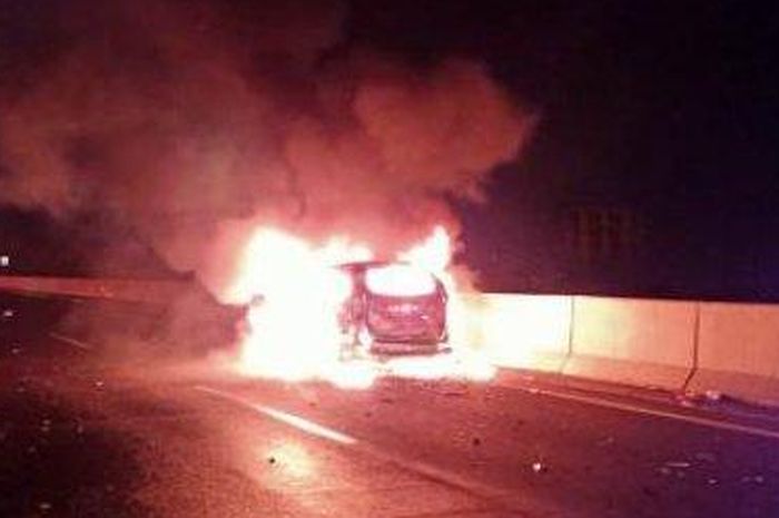 Sebuah mobil terbakar setelah mengalami kecelakaan lalulintas di Jalan Tol Semarang-Bawen KM 432.100 Kabupaten Semarang, Selasa (11/8/2020) malam.  