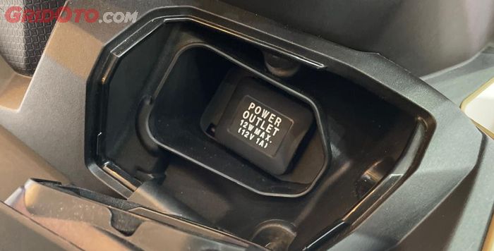 Semua varian Honda BeAT sudah dilengkapi power charger. Model lighter sehingga masih butuh adaptor.