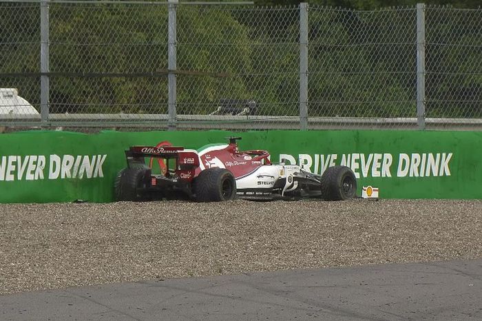 Sesi FP1 F1 Italia terpaksa di hentikan atau Red Flag pada menit ke-26, usai Kimi Raikkonen (Alfa Romeo) membentur pagar pembatas