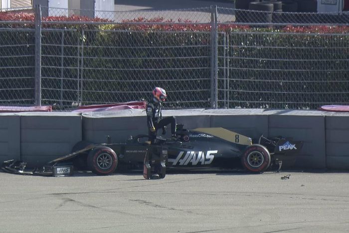 Tak berselang lama, Safety Car harus diturunkan usai Romain Grosjean bersenggolan dengan Daniel Ricciardo
