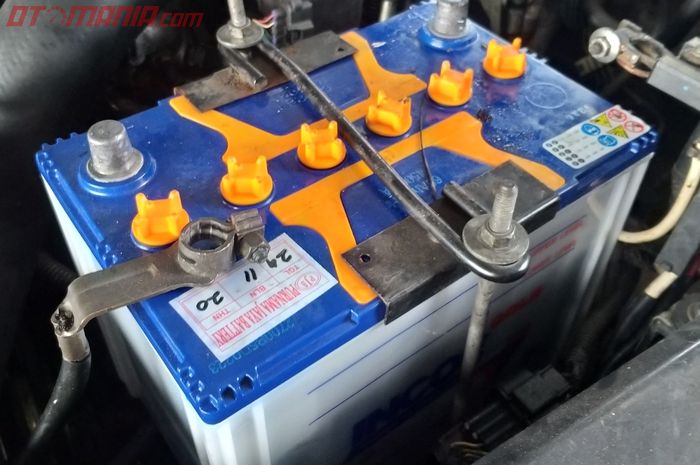Aki mobil kurang air