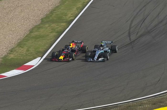 Daniel Ricciardo saat menyalip Valtteri Bottas di lap 46