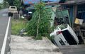 Toyota Avanza Terperosok, Terjang Rumah Warga, Pengemudi Merem Melek