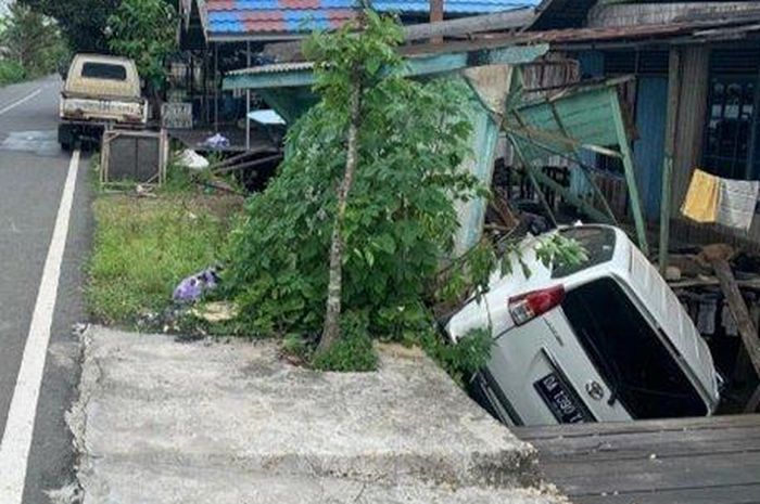 Toyota Avanza terperosok ke rumah warga di Hulu Sungai Selatan, Kalsel akibat pengemudi mengantuk