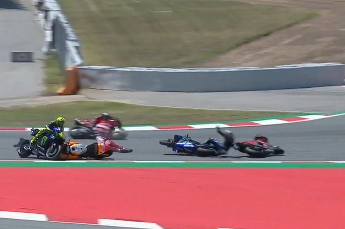 Insiden tikungan 10 saat MotoGP Catalunya baru berjalan 1 lap,  Jorge Lorenzo jatuhkan 3 pembalap sekaligus.