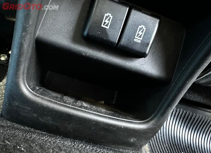 Untuk penumpang baris kedua Suzuki Fronx disediakan phone holder yang dilengkapi USB dan USB Type C
