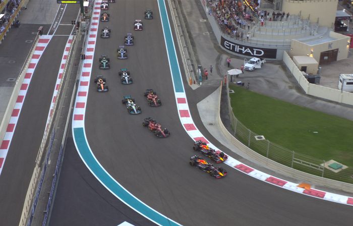 Dua pembalap tim Red Bull memimpin di tikungan pertama Sirkuit Yas Marina setelah start F1 Abu Dhabi 2022