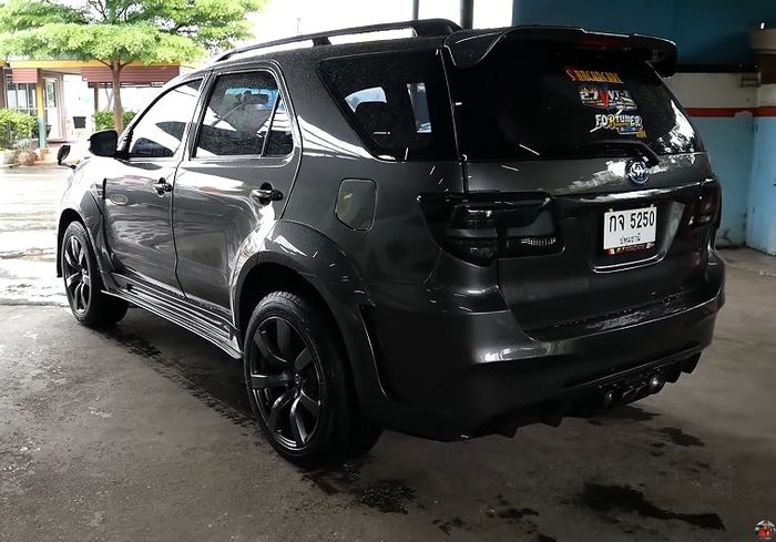 Tampilan belakang modifikasi Toyota Fortuner lama dibikin lebih agresif