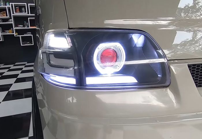 Modifikasi Daihatsu Gran Max memiliki lampu kepala dan ekor khusus