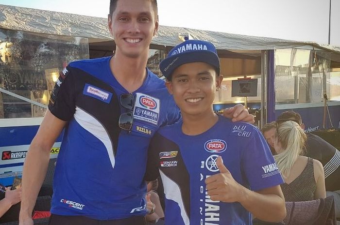 Galang Hendra berfoto bareng dengan Michael van der Mark yang di MotoGP Malaysia bakal tampil menggantikan Jonas Folger yang masih sakit