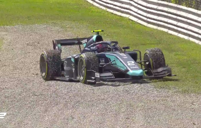 Setelah dapat kibaran bendera finish  di race 2 F2 Italia 2020, Dan Ticktum menghentikan mobilnya di tepi sirkuit Monza