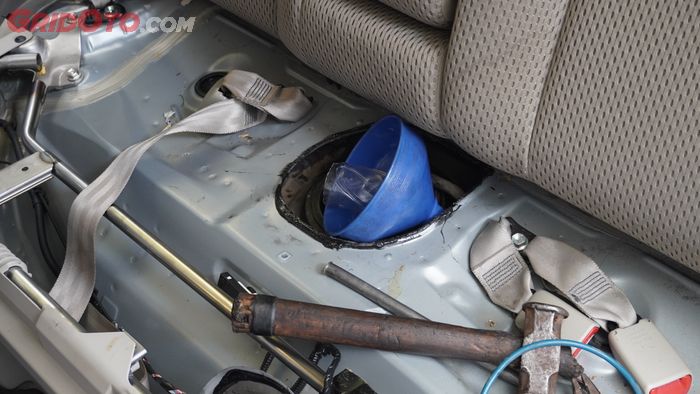 Posisi Filter Bahan Bakar Mobil yang Berada di Kolong Jok Bangku Penumpang Belakang