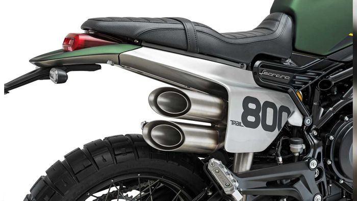 Muffler Benelli Leoncino 800 Trail.