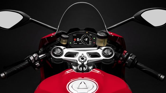 Informasi penggunaan bahan bakar Ducati Panigale V2 bisa dipantau melalui spidometer digitalnya