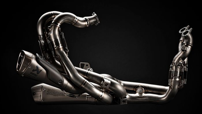 Knalpot Akrapovic full system berbahan titanium turut menyumbang tenaga dan keringanan dari Ducati Superleggera V4