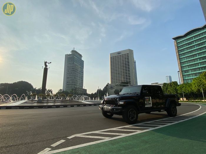 Nikmati suasana kota Jakarta dengan Jeep Gladiator