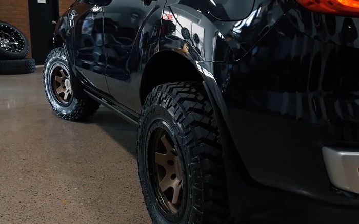 Modifikasi Ford Everest dandan simpel dengan setup kaki-kaki kekar