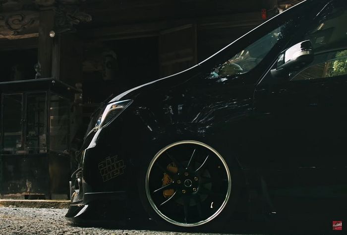 Modifikasi Nissan Serena ditopang airsus dan pakai pelek  Work CR2p 19 inci