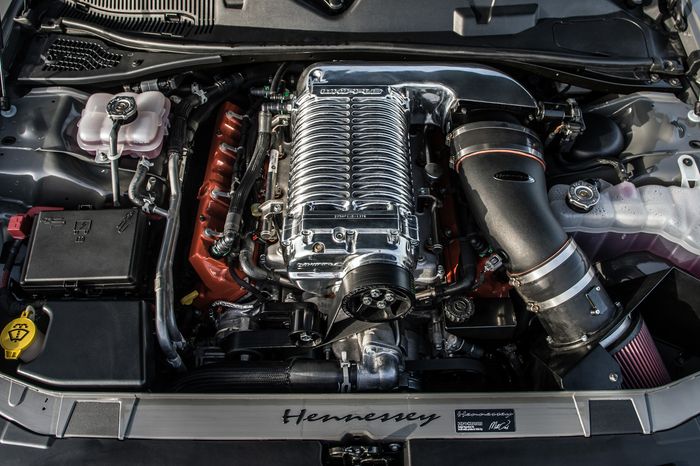Mesin V8 6.200cc supercharger upgrade HPE100 dari Hennessey