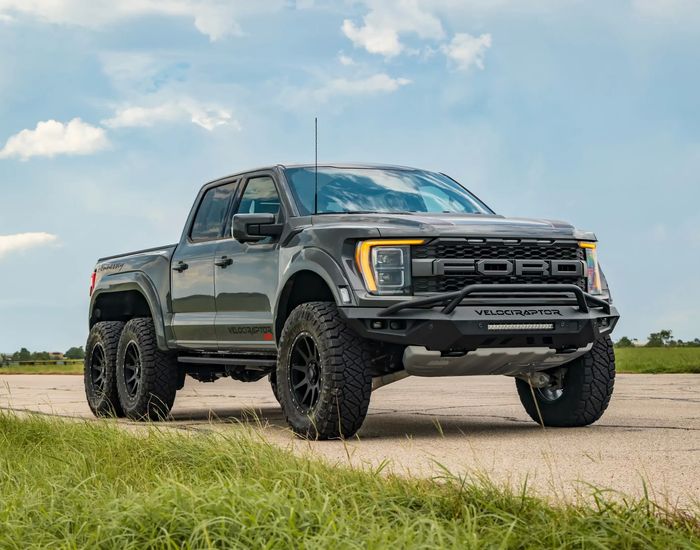 Modifikasi Ford F-150 Raptor bernama VelociRaptor 6x6 hasil garapan Hennessey, Amerika Serikat