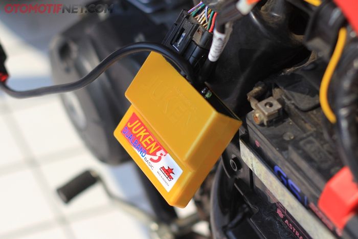 Otak mesin Honda CRF150L menggunakan ECU Juken 5 tipe Dual Band dengan dua pilihan mapping