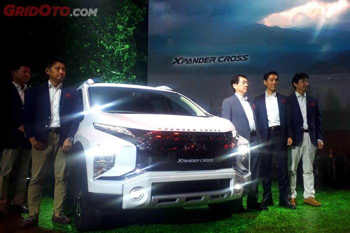 Mitsubishi Xpander Cross dengan warna Quartz White Pearl merupakan Hero Color dari seluruh varian warna yang tersedia.