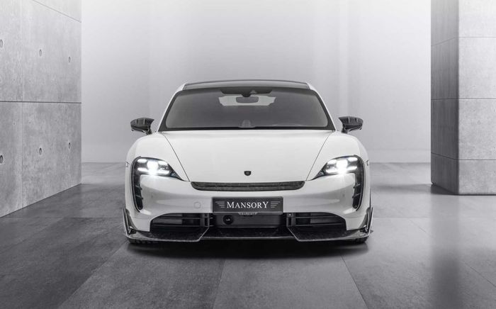 Seluruh tubuh Porsche Taycan tercangkiti serat karbon khas Mansory