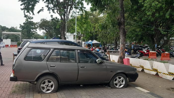 Mazda Vantrend yang terparkir tahunan di parkiran IRTI Monas, Jakarta Pusat