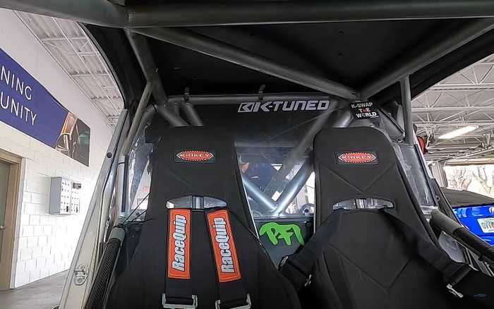 Sepasang jok bucket di kabin modifikasi Smart Fortwo