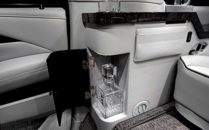 Ada kelengkapan minibar