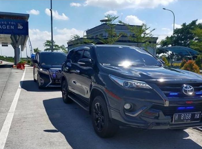 Ilustrasi bikers tak buka jalan jika melihat mobil pelat dewa pakai lampu strobo tanpa pengawalan.