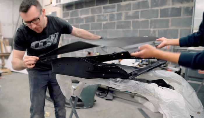 Pemasangan panel bodi carbon fiber untuk Datsun 240Z Fairlady.