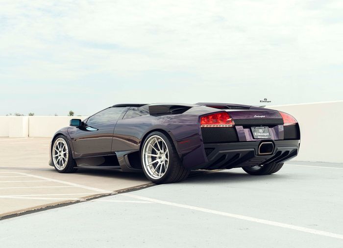 Modifikasi Lamborghini Murcielago dibalut skema cat ungu yang anggun