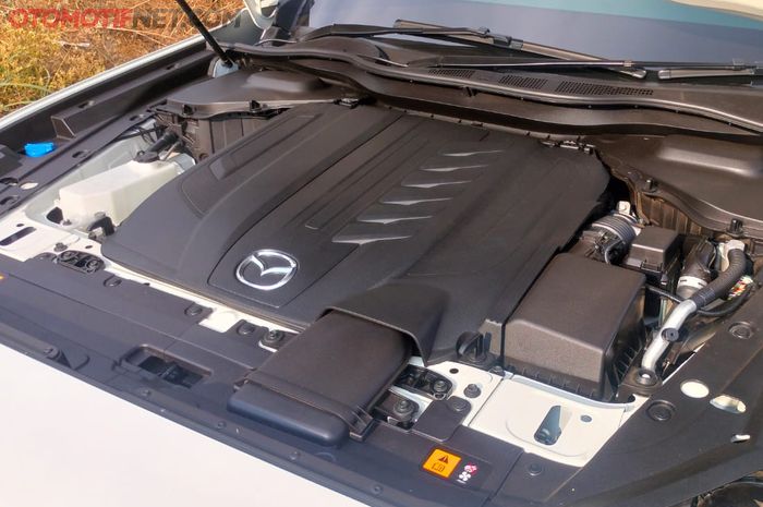 Cover mesin Mazda CX-60 tertutup rapih tanpa terlihat tutup pengisian oli sekalipun